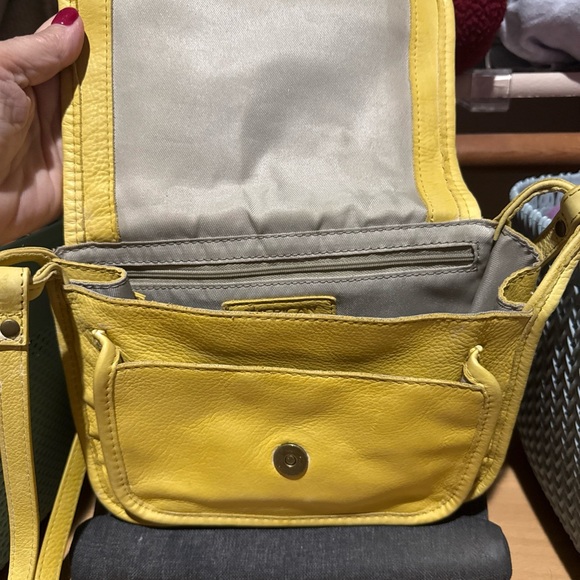 American Leather Co Pale Yellow Leather Crossbody Bag - Picture 4 of 11